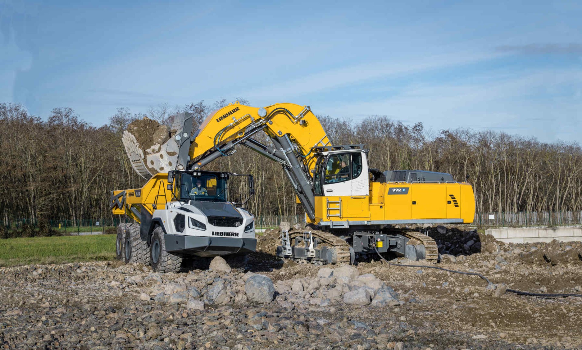Pelle hydraulique excavant du minerai de phosphate